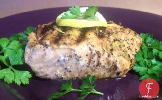 साइट्रस काली मिर्च क्रस्ट के साथ साइट्रस इन्फ्यूज्ड सैल्मन ।