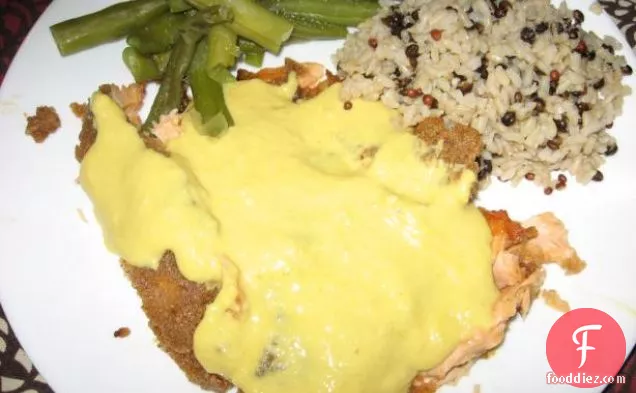 नींबू और दौनी के साथ सामन के पन्नी लिपटे पक्ष