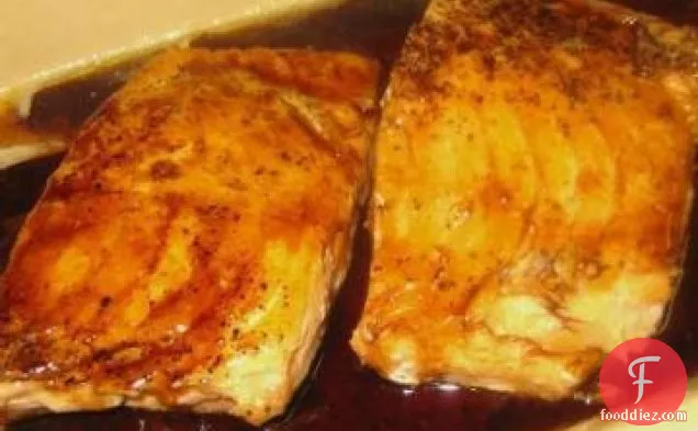 ब्राउन शुगर ग्लेज़ के साथ सामन