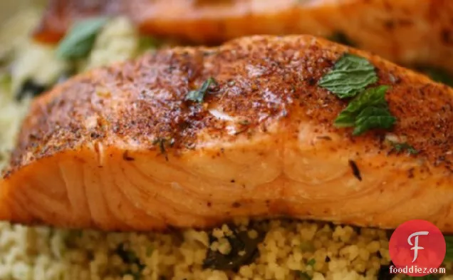 कुरकुरे नारियल कूसकूस के साथ काला सामन