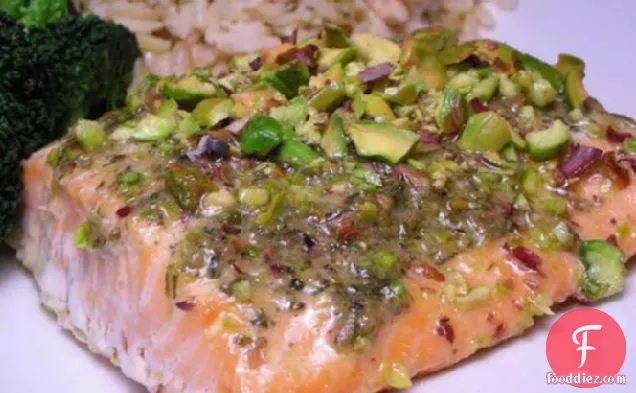 पेस्टो और पिस्ता के साथ सामन पट्टिका