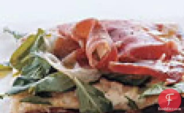 फोंटिना, प्रोसियुट्टो और अरुगुला के साथ पिज्जा