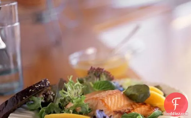 चूने-अदरक ड्रेसिंग के साथ साग पर सामन