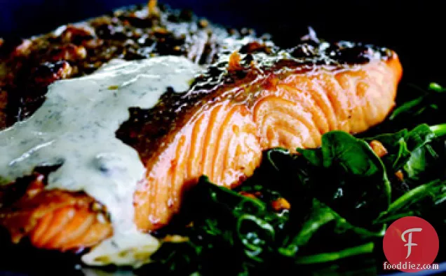 छाछ-पुदीने की चटनी के साथ क्रिस्पी-स्किन सैल्मन