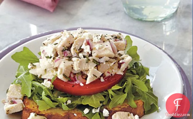 चिकन-अरुगुला सलाद खुले चेहरे वाले सैंडविच