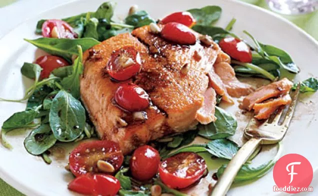 टमाटर विनैग्रेट के साथ सॉटेड आर्कटिक चार और अरुगुला सलाद