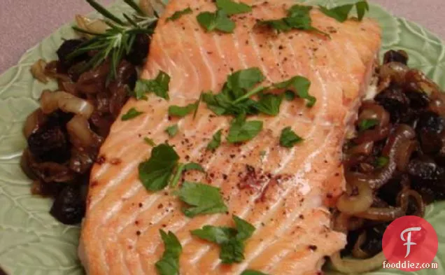 कारमेलाइज्ड प्याज और अंजीर के साथ भुना हुआ सामन