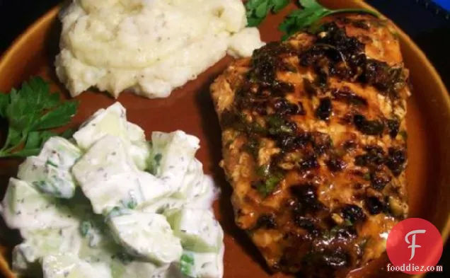 ककड़ी सलाद (ऑस्ट्रेलिया)के साथ ग्रील्ड सामन