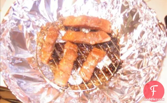 एक कड़ाही में स्मोक्ड सैल्मन