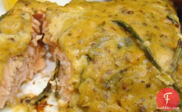 जड़ी बूटी सरसों के शीशे का आवरण के साथ उबला हुआ सामन