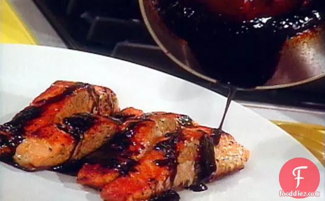 खट्टे सिरका शीशे का आवरण और हरी बीन्स के साथ पैन सियर सामन