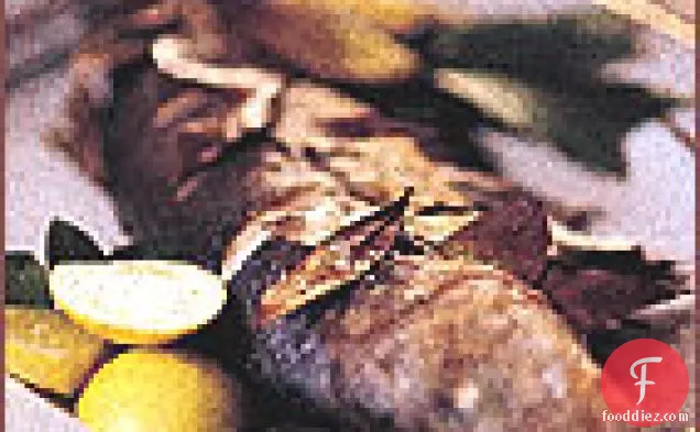 बे पत्तियों के साथ भुना हुआ पूरे समुद्री बास