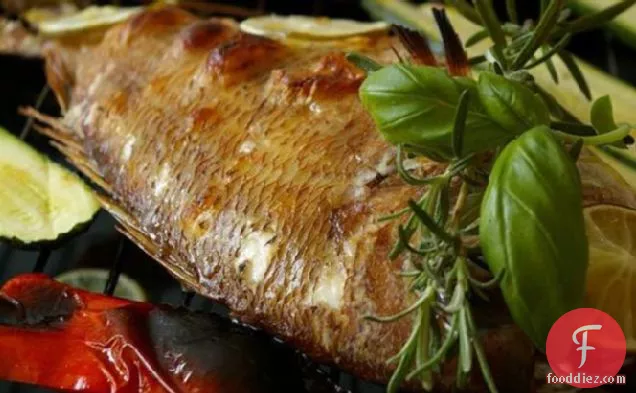 लहसुन और मेंहदी ग्रील्ड स्नैपर