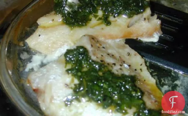 जड़ी बूटियों के साथ लाल स्नैपर