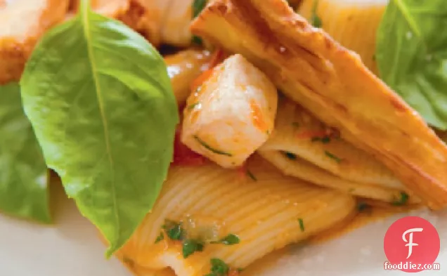 स्वोर्डफ़िश, टमाटर और बैंगन फ्राइज़ के साथ मार्क वेट्री की रिगाटोनी