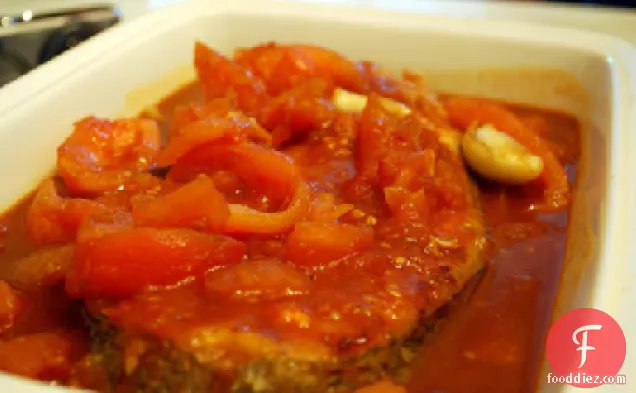 मसालेदार टमाटर और जैतून के साथ मछली