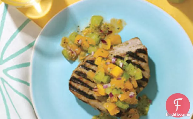 बगीचे साल्सा के साथ मसालेदार ग्रील्ड टूना