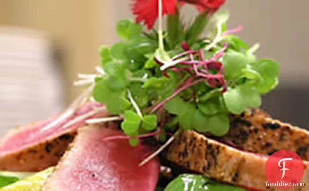 अदरक विनैग्रेट के साथ पान सियर अही टूना, बेबी बीट्स और वॉटरक्रेस सलाद