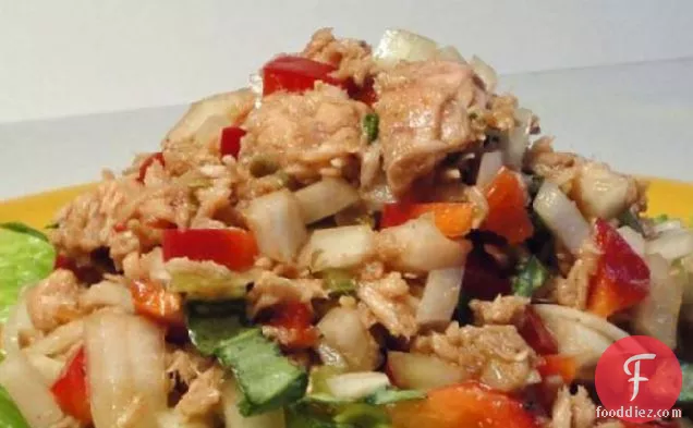 घंटी मिर्च और जड़ी बूटियों के साथ टूना सलाद (कोई मेयोनेज़ नहीं)