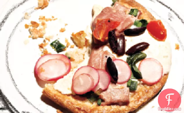 टूना, ताजा मोज़ेरेला, और तुलसी पिज्जा