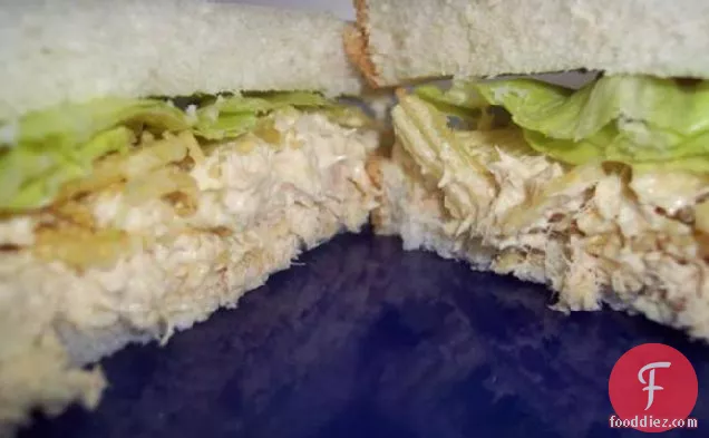 जॉली रोजर के कुरकुरे टूना सैंडविच! सी / ओ-स्वादिष्ट पकवान--