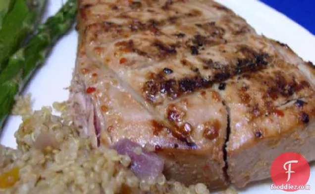 बेक का ग्रिल्ड टूना स्टेक अदरक, चूने और सोया ओएएमसी के साथ चमकता हुआ है