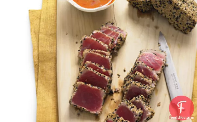 अदरक-गाजर की सूई की चटनी के साथ तिल से सना हुआ टूना