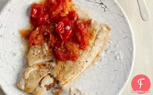 टमाटर के शौकीन के साथ जंगली धारीदार बास