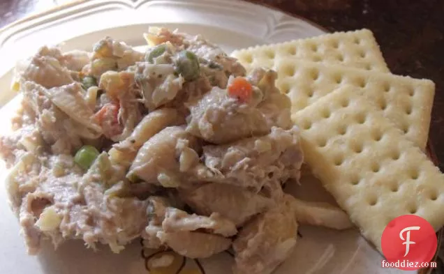 मेयो टूना सलाद सैंडविच पकड़ो