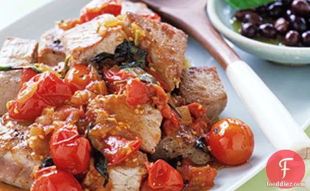 टमाटर और तुलसी के साथ कटा हुआ टूना