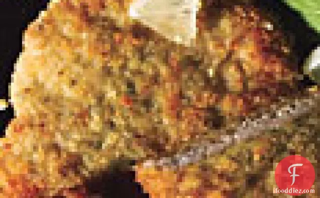 केपर्स, नींबू, अरुगुला और कटे हुए अंडे के साथ क्रिस्पी पोर्क कटलेट