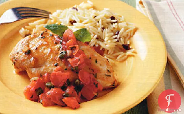 टमाटर-तुलसी सॉस के साथ ग्रीष्मकालीन चिकन सौते