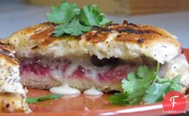 ग्रील्ड कैमेम्बर्ट सैंडविच