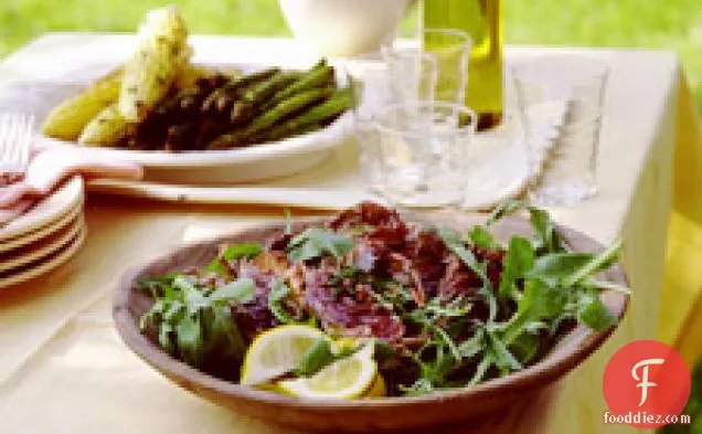 अरुगुला पेस्टो के साथ ग्रिल्ड सॉफ्ट-शेल क्रैब, कॉर्न और शतावरी