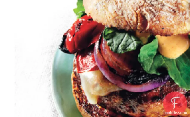 चेडर और स्मोकी एओली के साथ ग्रील्ड टर्की बर्गर