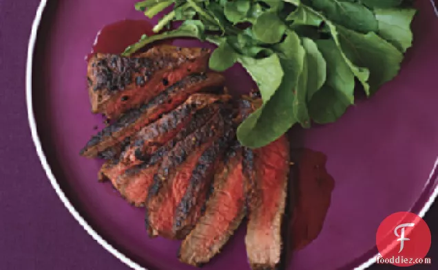 मिश्रित पेपरकॉर्न और अनार के शीशे के साथ स्टेक