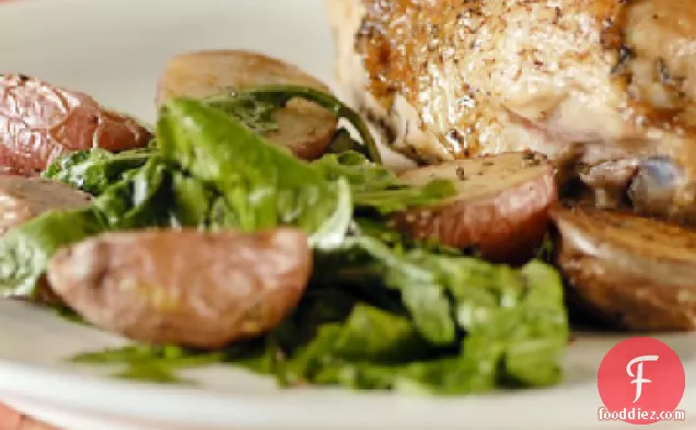 आलू और अरुगुला के साथ चिकन भूनें