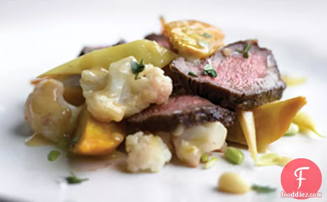 फ्लैटिरॉन स्टेक के साथ ग्रीष्मकालीन सब्जियां