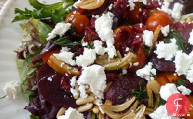 सब्जियों, बकरी पनीर, और खस्ता लहसुन के साथ मेस्क्लुन सलाद