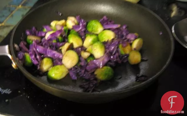 टेंगी मेपल सॉस के साथ स्टीम्ड ब्रसेल्स और गाजर