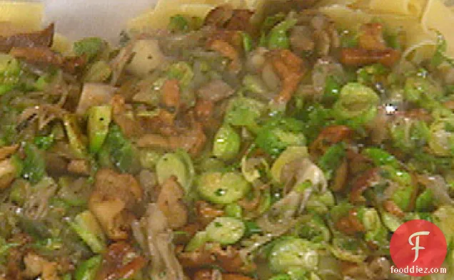 मशरूम और ब्रसेल्स स्प्राउट्स के साथ पैपर्डेल पास्ता