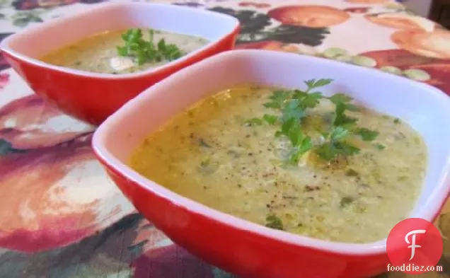 ब्रसेल्स की क्रीम भुना हुआ लहसुन सूप अंकुरित