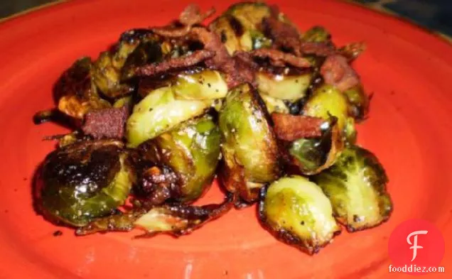 भुना हुआ ब्रसेल्स बेकन और उथले के साथ अंकुरित होता है