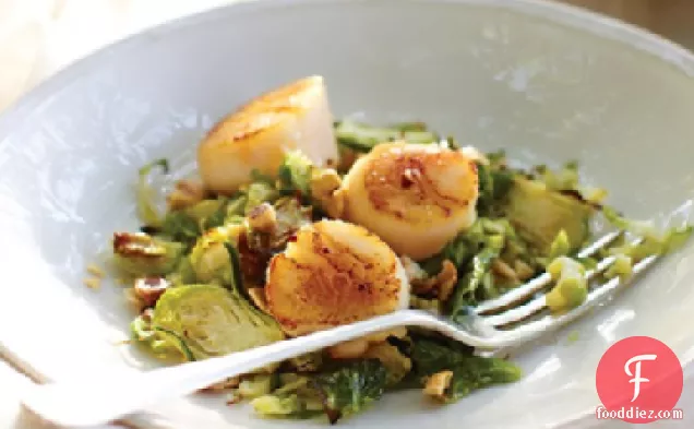 भुना हुआ ब्रसेल्स स्प्राउट्स और हेज़लनट विनैग्रेट के साथ कटा हुआ स्कैलप्स