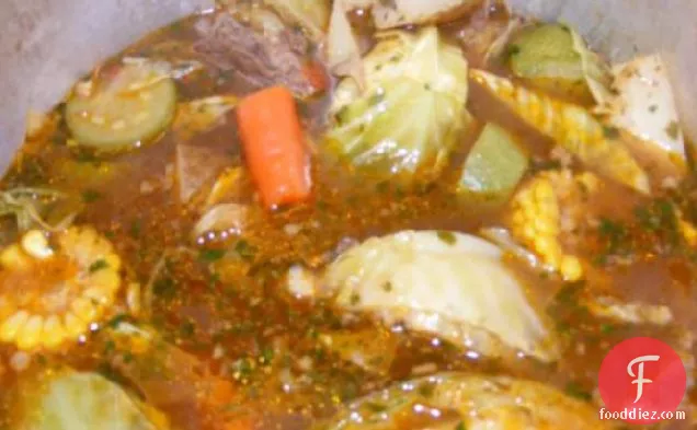 कैल्डो डी रेस (एक मैक्सिकन बीफ-सब्जी का सूप)