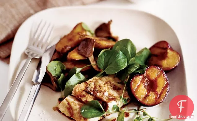 प्लम और आलू-मशरूम पैपिलोट्स के साथ ग्रील्ड धारीदार बास