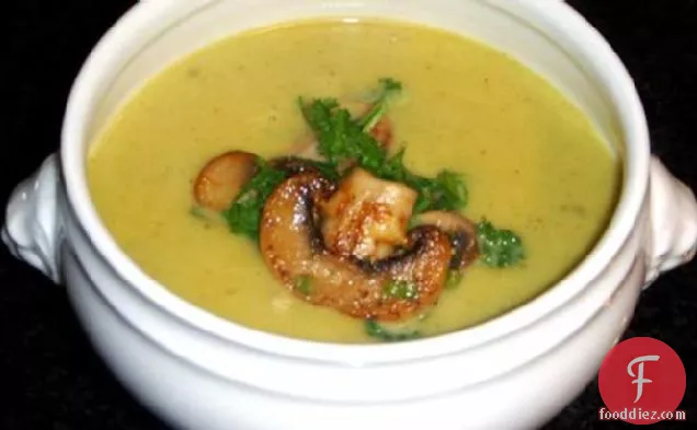 मशरूम के साथ करी सेवॉय गोभी का सूप