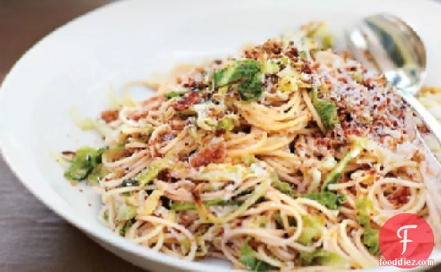 Spaghetti with Savoy Cabbage and Breadcrumbs