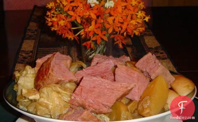 धीमी कुकर के लिए ऐप्पल कॉर्न बीफ़ ब्रिस्केट