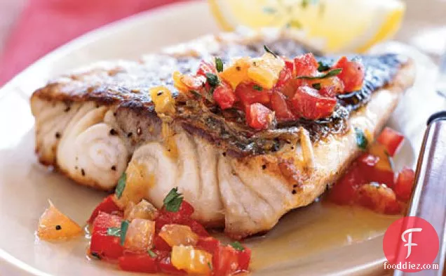 साइट्रस-हीरलूम टमाटर विनैग्रेट के साथ पैन-भुना हुआ समुद्री बास